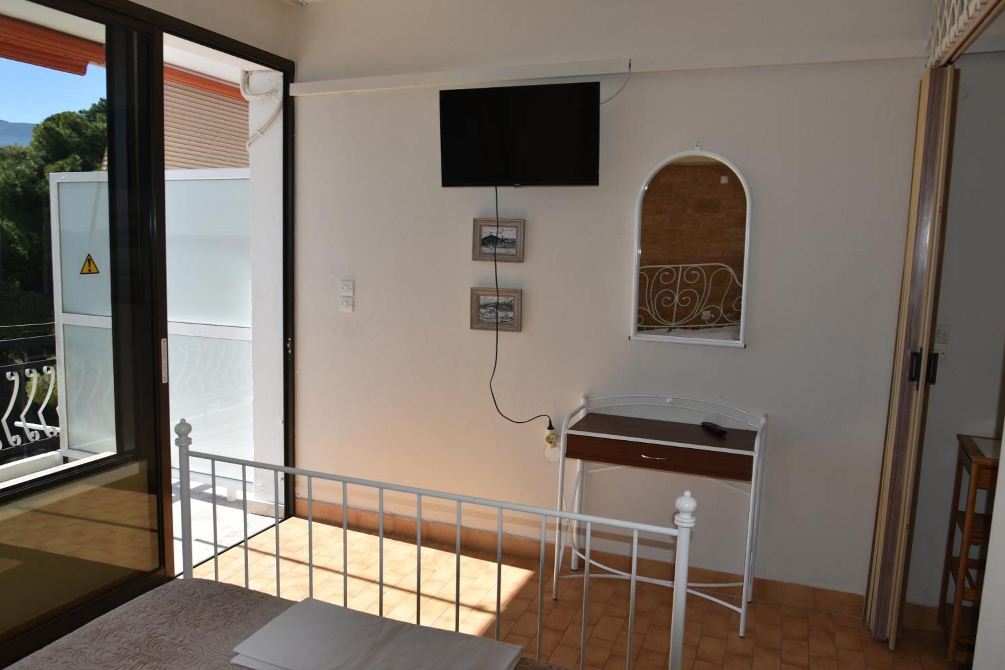 Lions 2 Studios & Apartments, Poros Island. Poros Town Exteriör bild