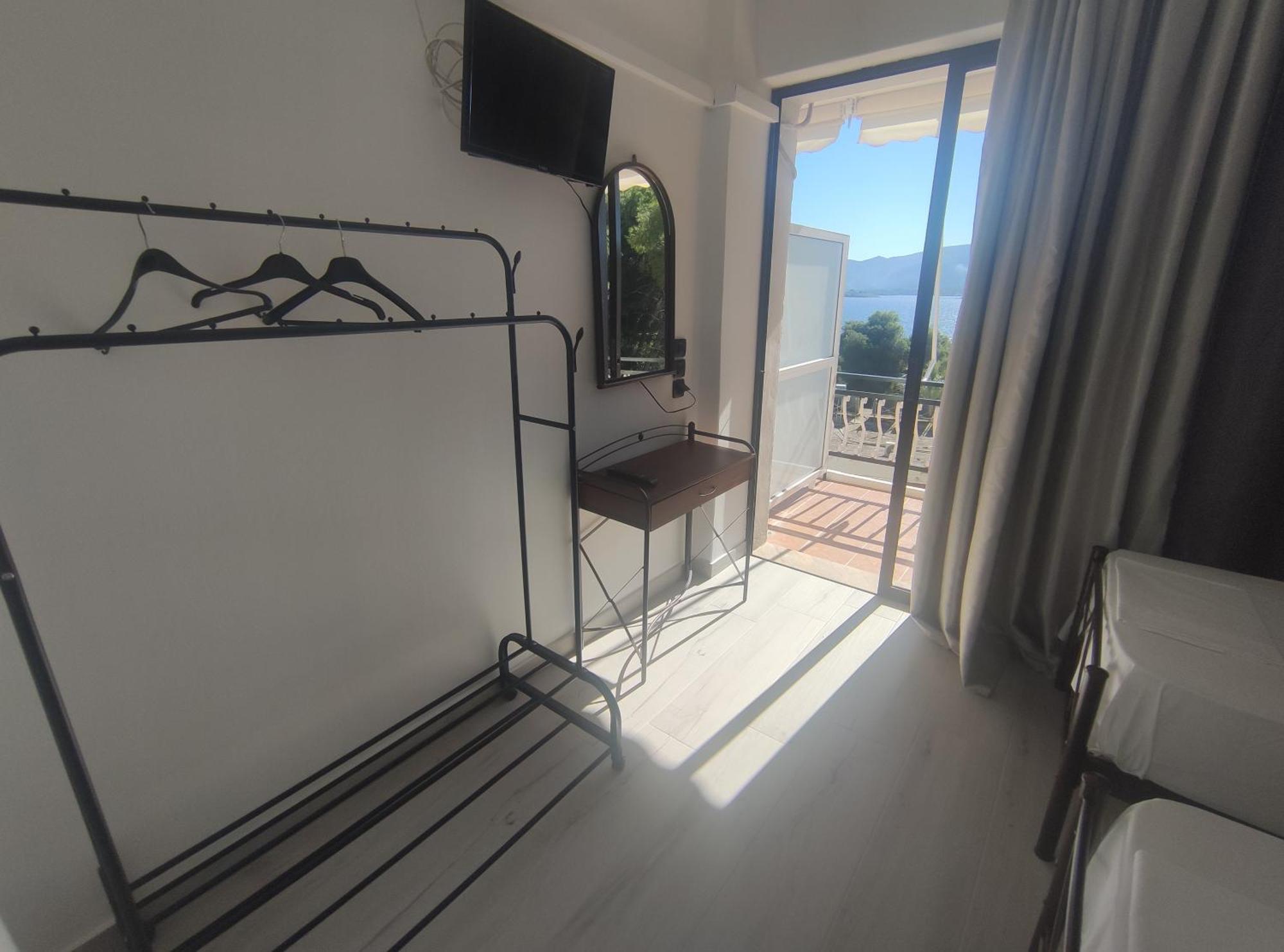 Lions 2 Studios & Apartments, Poros Island. Poros Town Exteriör bild